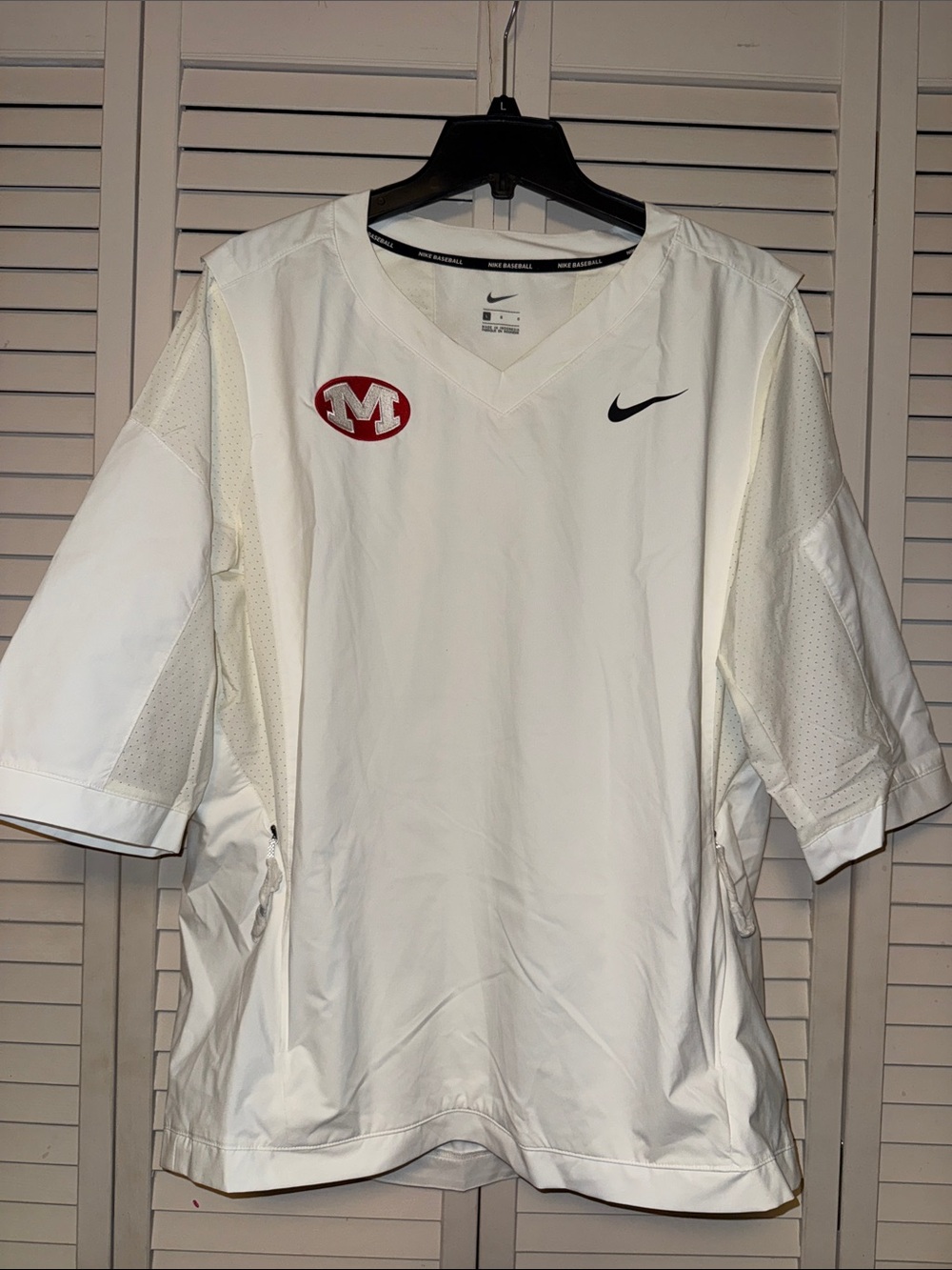 NWOT Nike Men’s White Baseball Short-Sleeve Athletic Shirt with M Patch